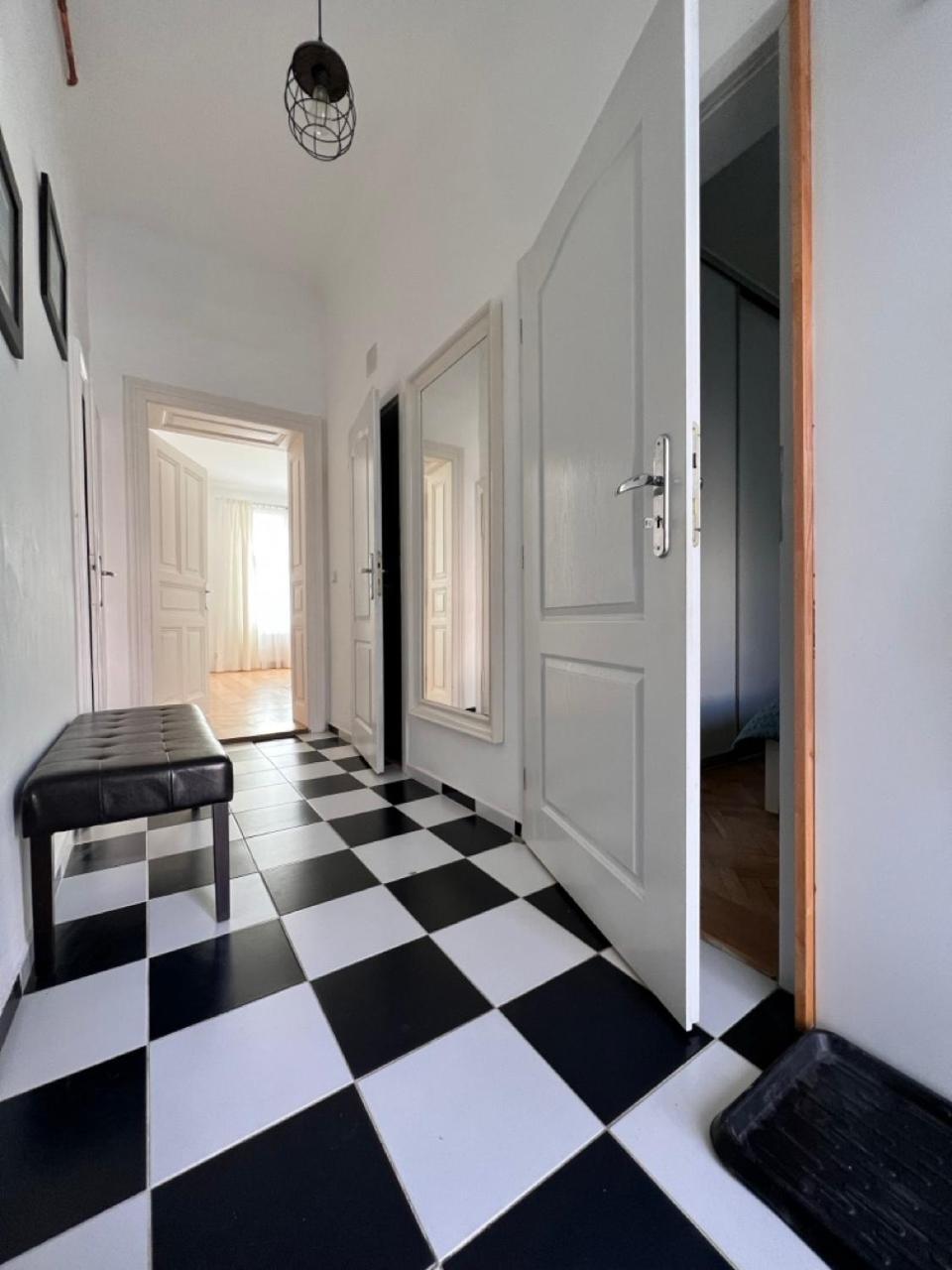 Stylish Flat In City Centre Bratislava Bagian luar foto