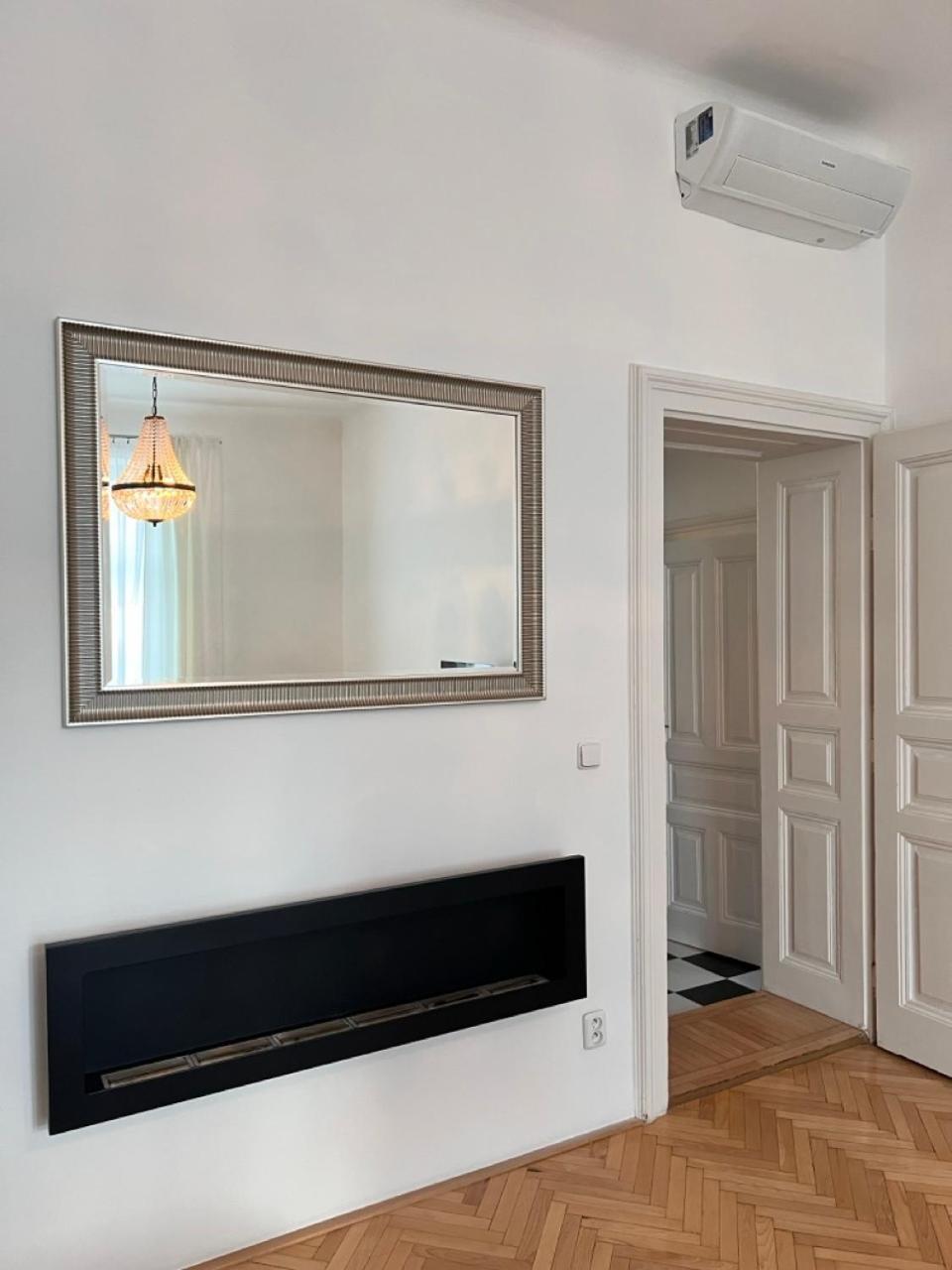 Stylish Flat In City Centre Bratislava Bagian luar foto